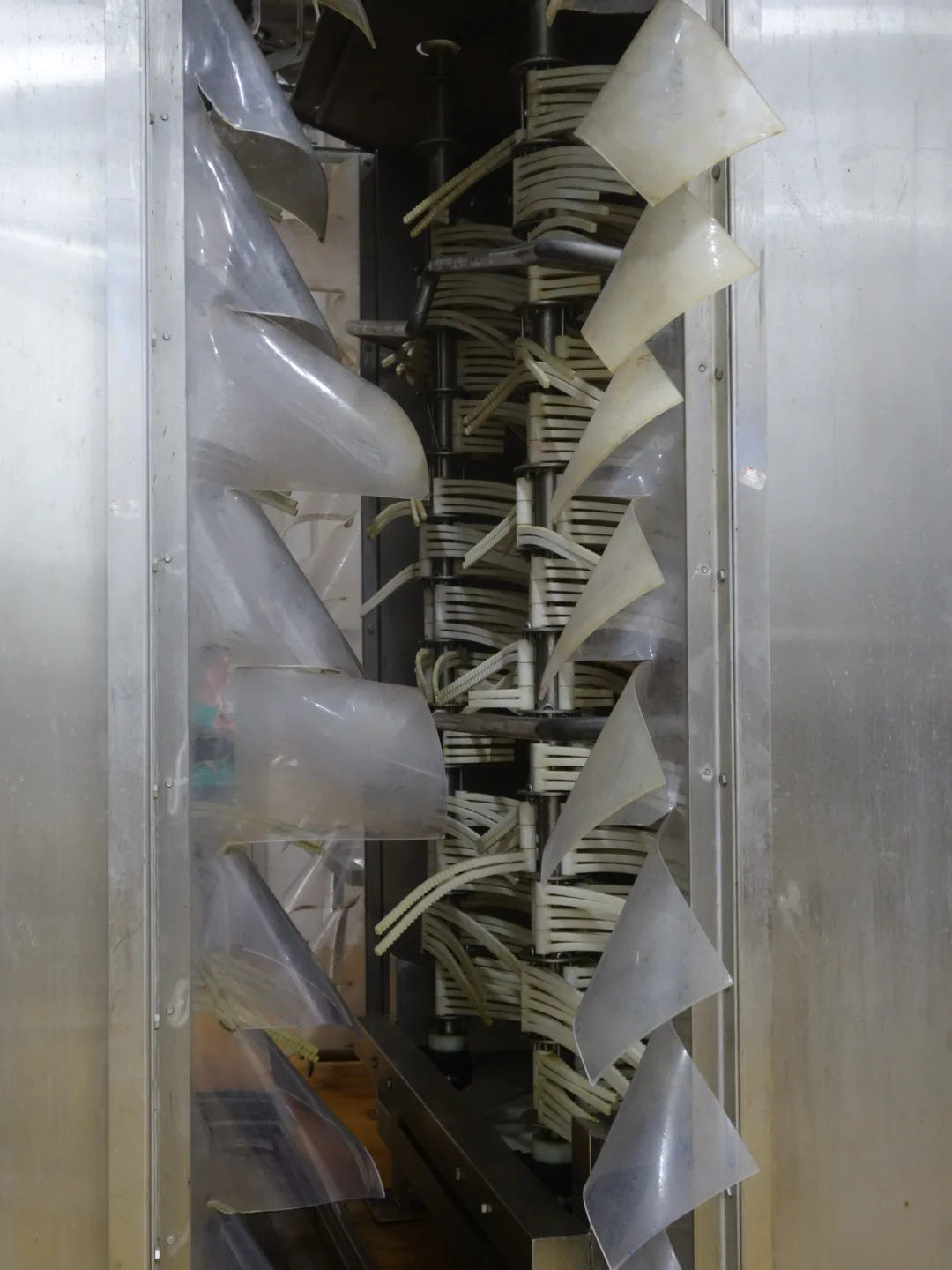 Headphone cleaning machine is used to clean pig carcasses and control pollution before scalding