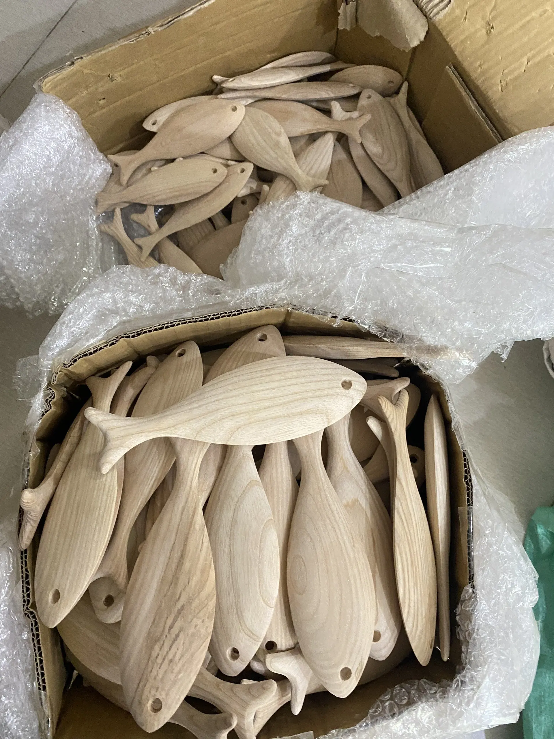 木製の魚の壁飾り、アンティークで素朴な彫刻が施されたペアの魚の壁