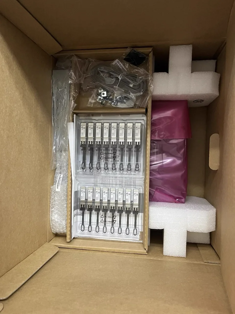 Lenovo ThinkSystem DB610S Gen 6 FC SAN Switch G610 met 24 × 32 Gb-poorten en HBA-uitbreiding