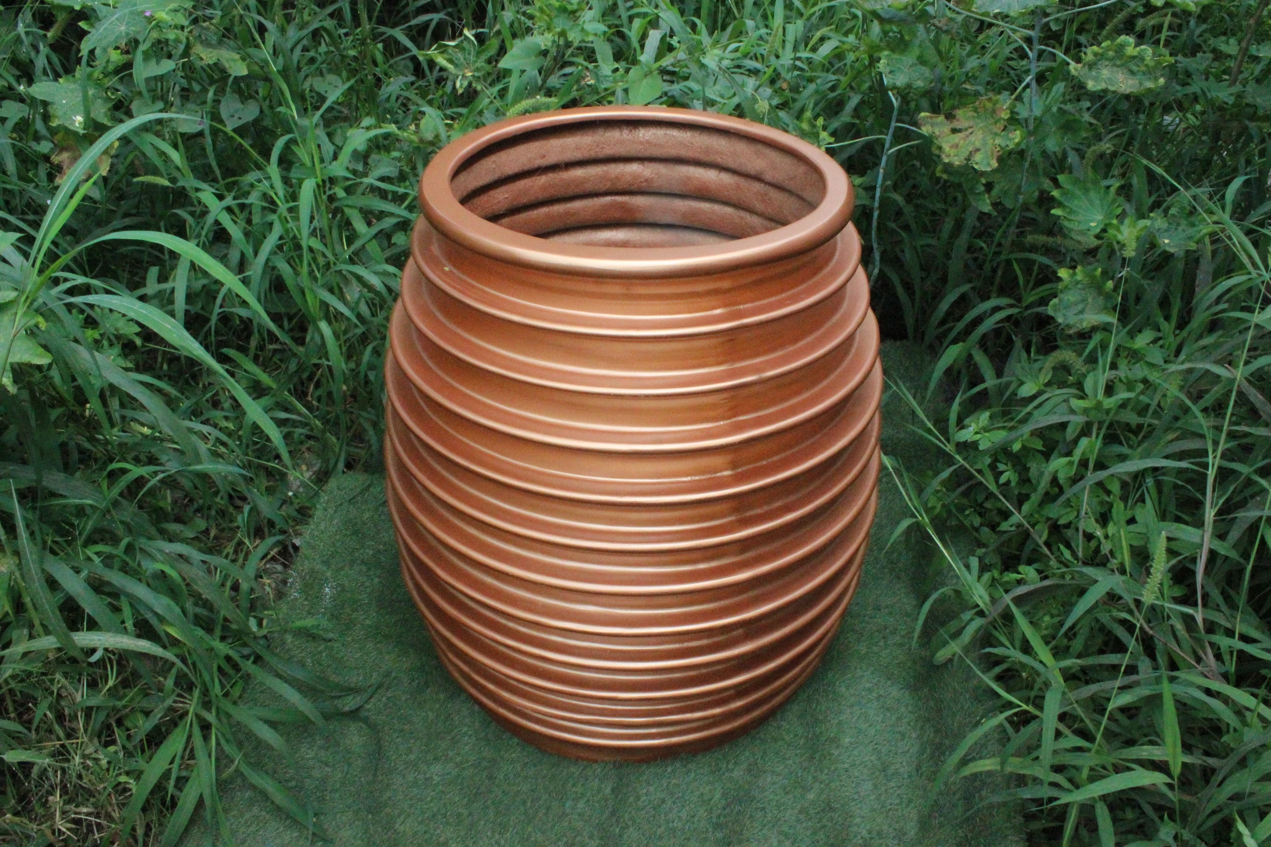 Designer Rounded Gold Color FRP Garden Plant Pot Planter Unique Round Shape for Hotel Home or Mall Use