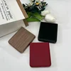 Couleur rouge, verte et bois