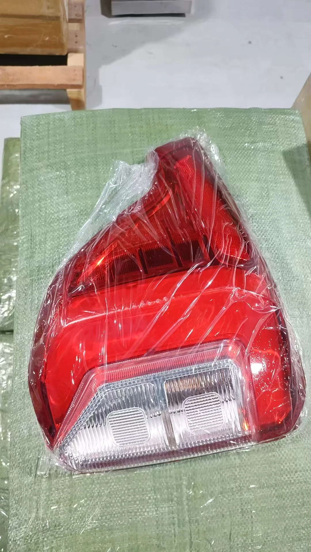 High Quality Replacement Rear Left Outer Tail Light LB5B13405AC For 20... — 3