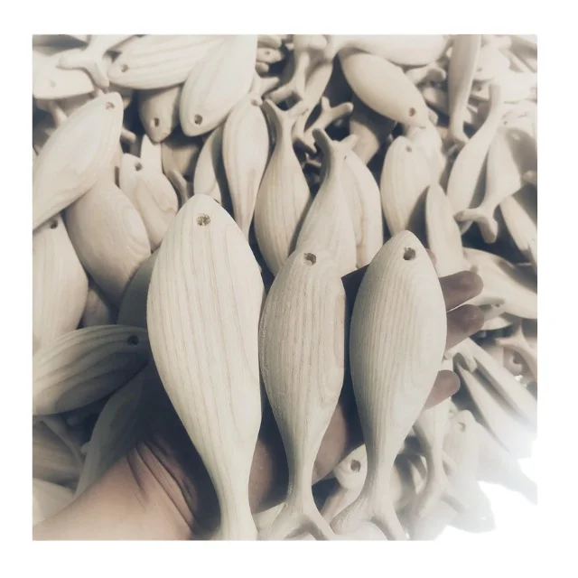 木製の魚の壁飾り、アンティークで素朴な彫刻が施されたペアの魚の壁