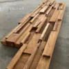 Marrón teca natural. Variaciones de tono de madera de claro a medio.