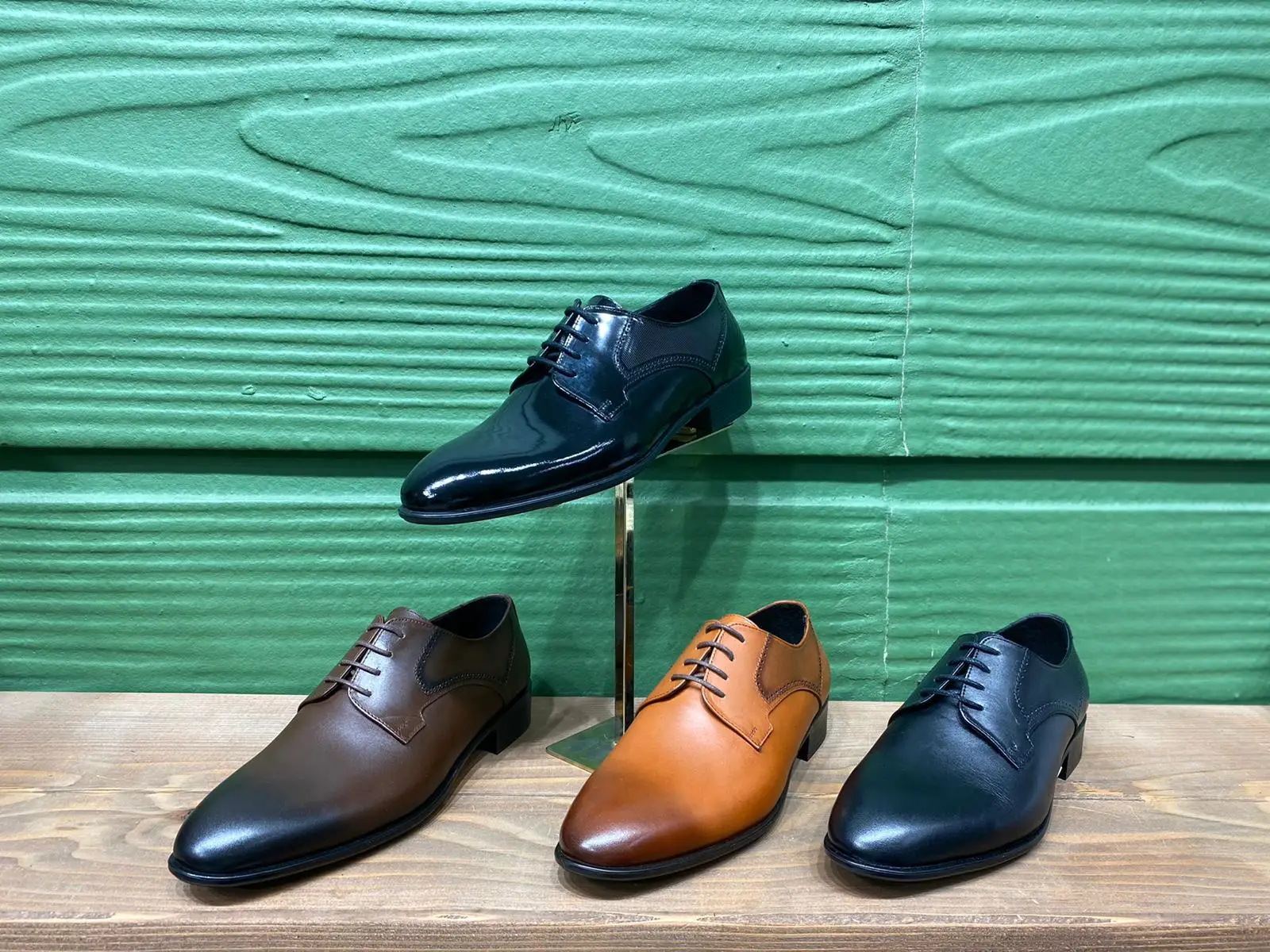 Factory Supplier Fast Delivery Cow Leather Good Price Official Shoes