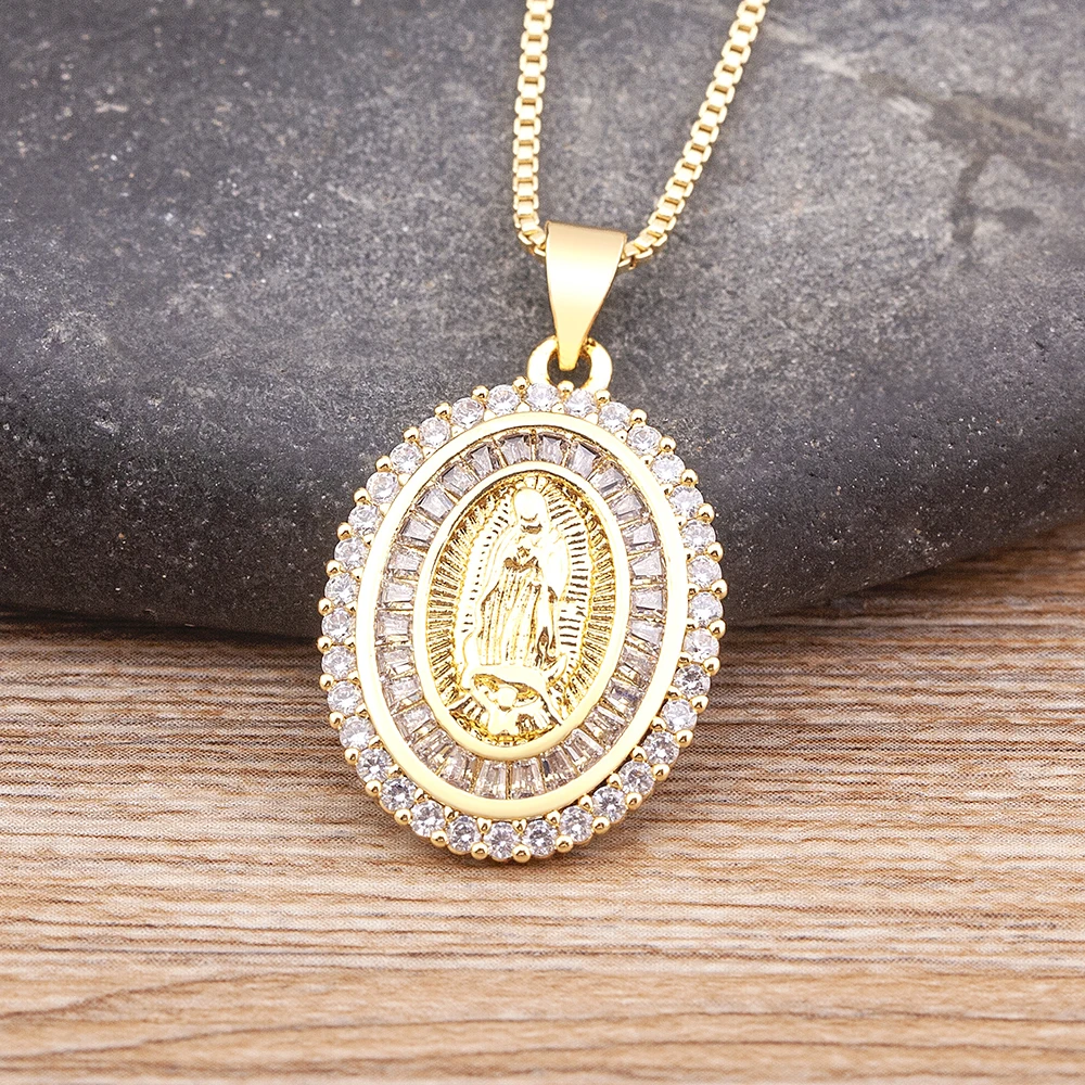 QIKU Religious Virgin Mary Crystal Pendant Pray Necklace Copper Cubic Zircon Pave Jewelr aperçu 7