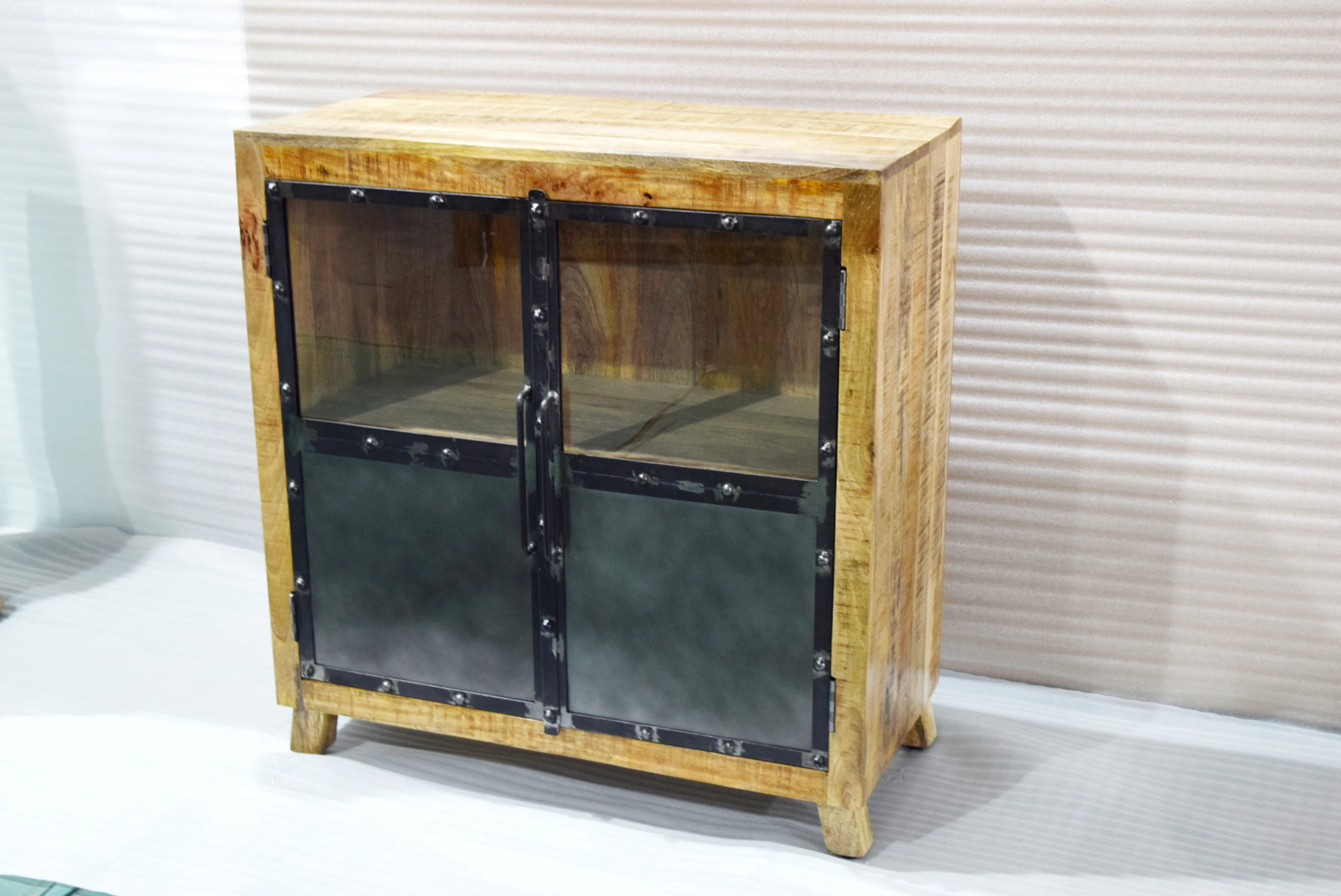 Распродажа 2024 из массива манго деревянная дверь железная заклепка витрина шкаф для хранения дома гостиной