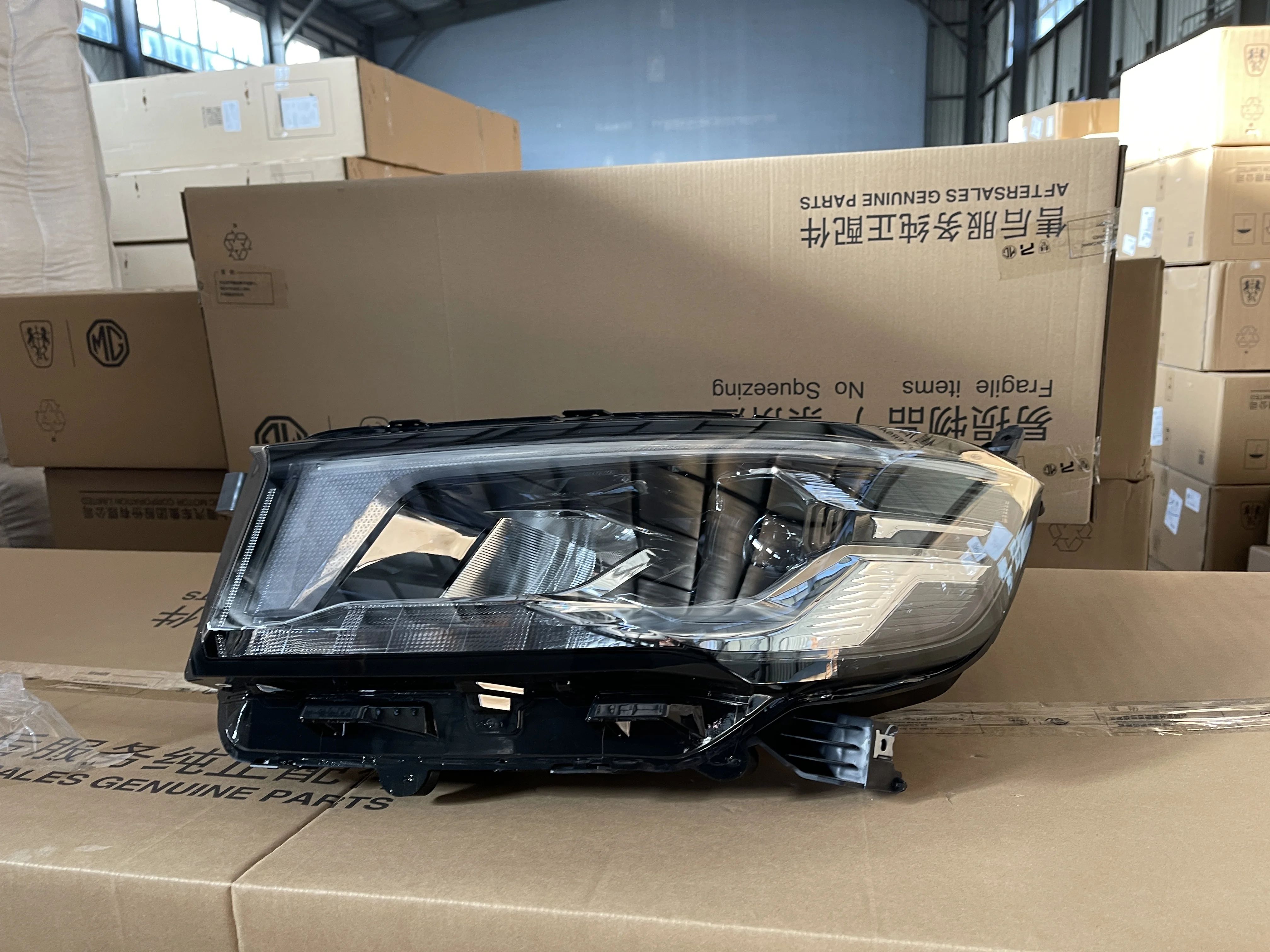 #C00185421 High Brightness Original Offical Genuine Auto Body Parts MAXUS Car Front Combination Head Lamp/Headlight details