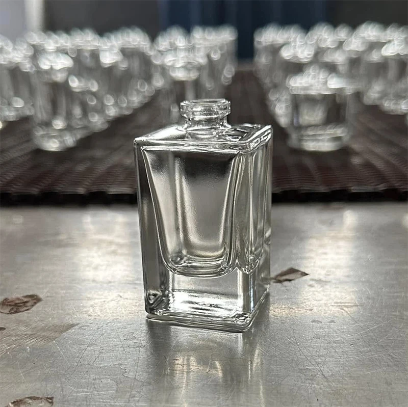 Luxury 20ml 30ml 50ml Glass Spray Bottle Square Flat Shape with Frost Finish for Perfume Diffuser Packaging  Custom Logo
