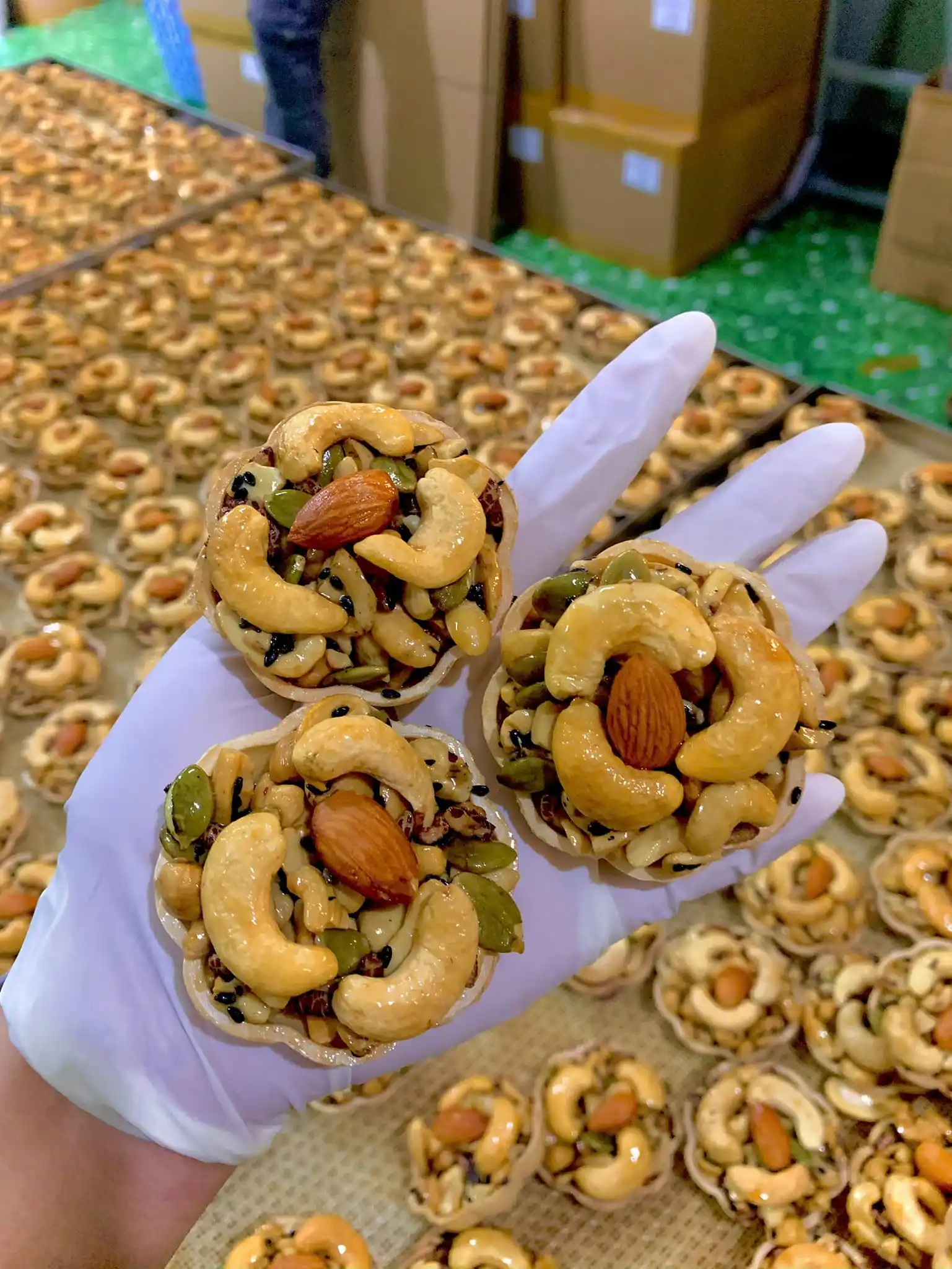 유쾌한 바삭하고 견과가 가득한 베스트 셀러 코인 케이크 이상적인 차 커피와 디저트 애호가 블루 로터스