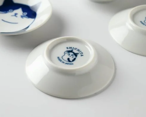 Handcrafted Japanese Ceramic Cat-Themed Small Plate Sustainable and Eco-Friendly 'Made in Japan' Product