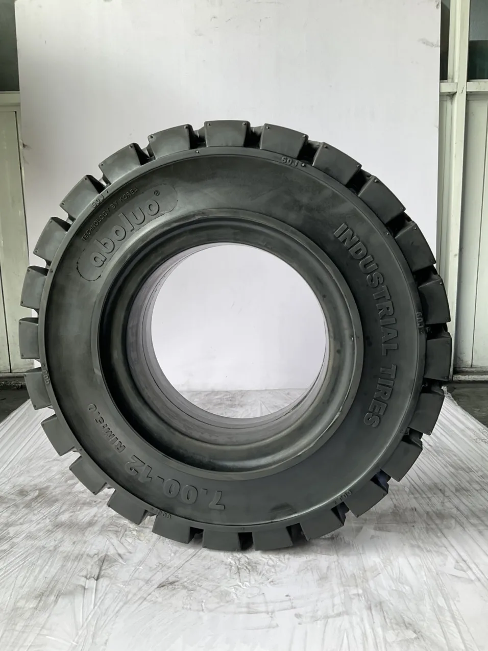 Solid Forklift Tires 700-12 Making Natural Rubber As Material With ...