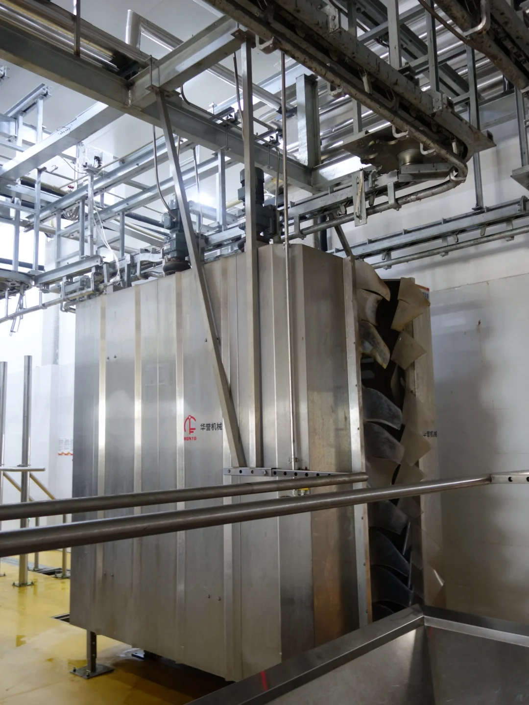 Headphone cleaning machine is used to clean pig carcasses and control pollution before scalding