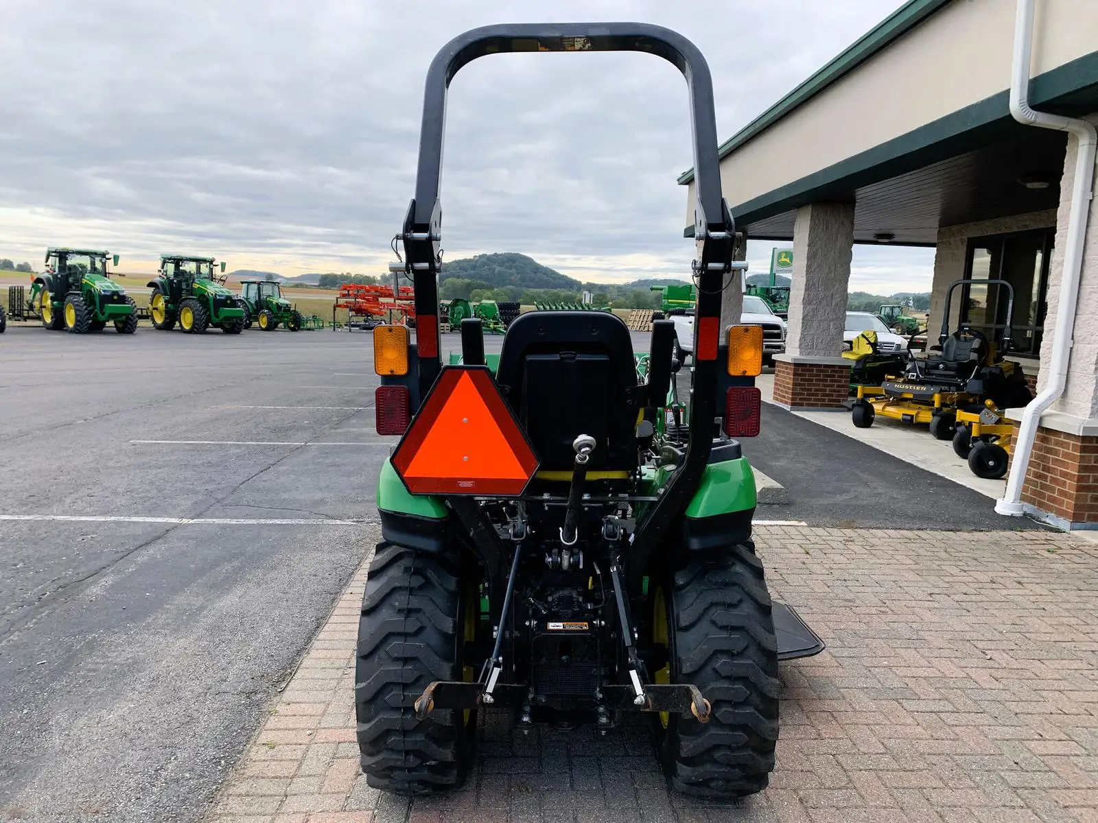 Fairly Used Johnn Deere 24hp 2025R Farm Tractor Available for Sell