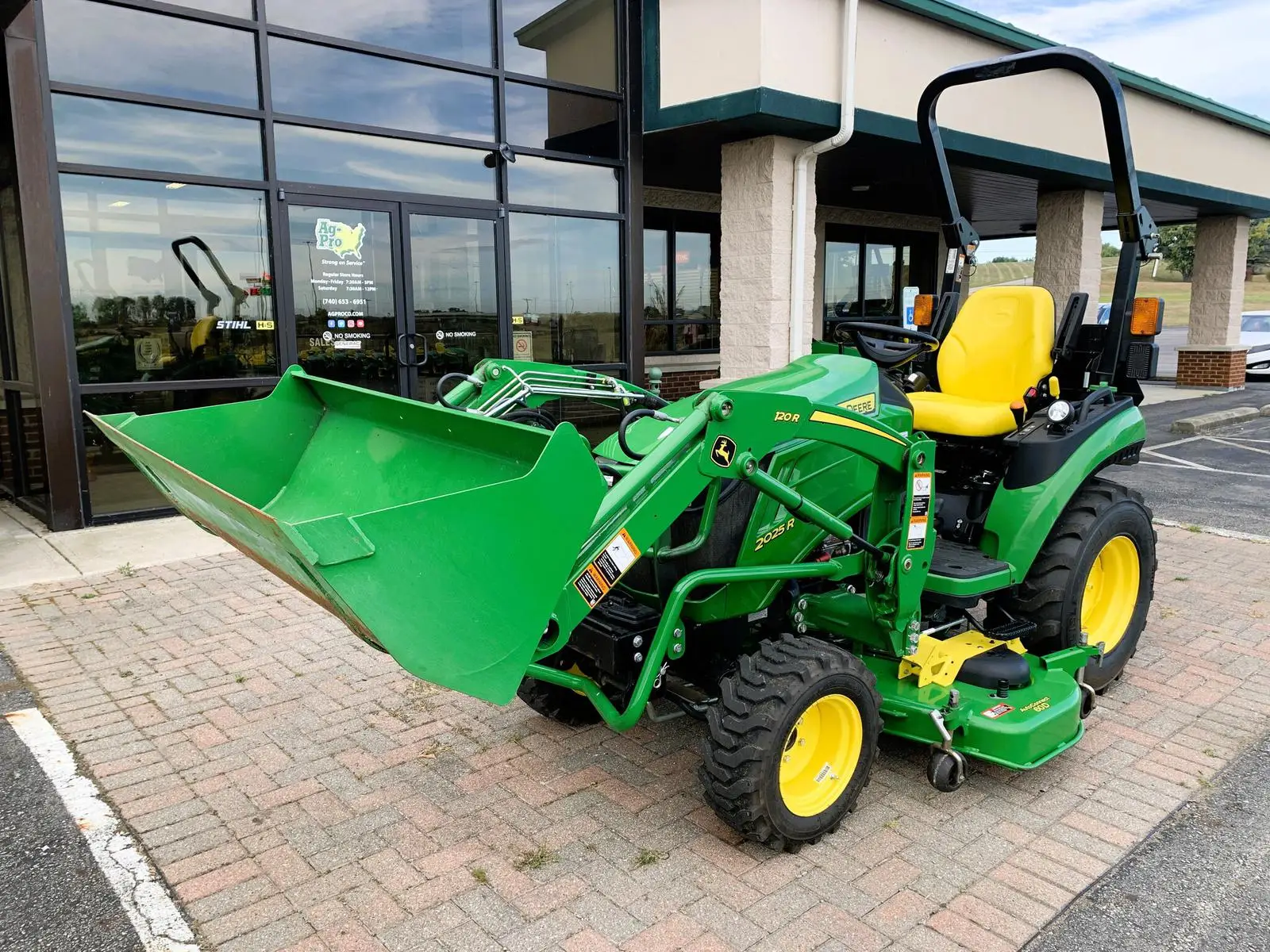 Fairly Used Johnn Deere 24hp 2025R Farm Tractor Available for Sell