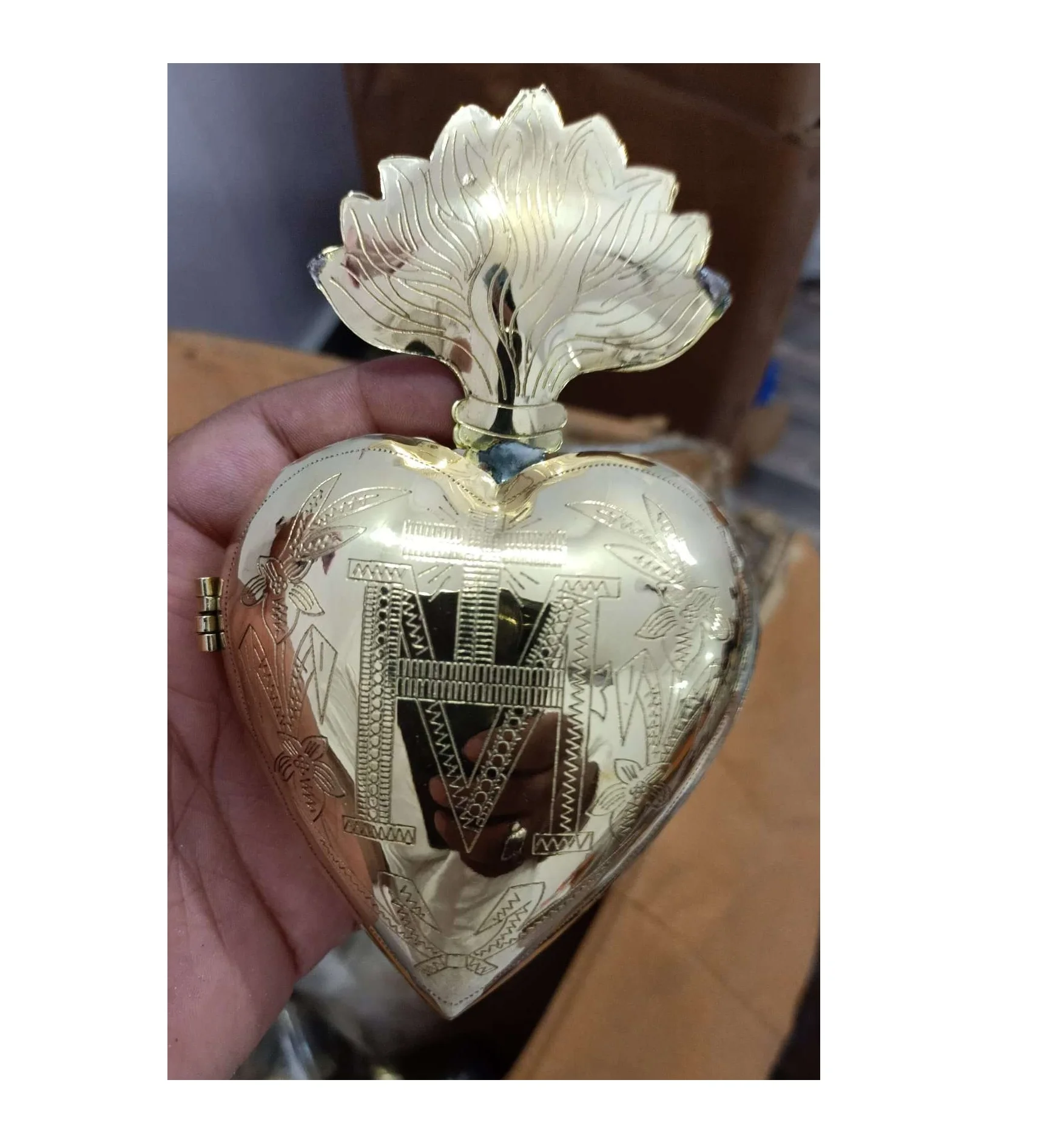 Beeldje met kandelaar en metalen hart - Geschenk Graveren Beeldje met kandelaar en metalen hart - Geschenk Graveren