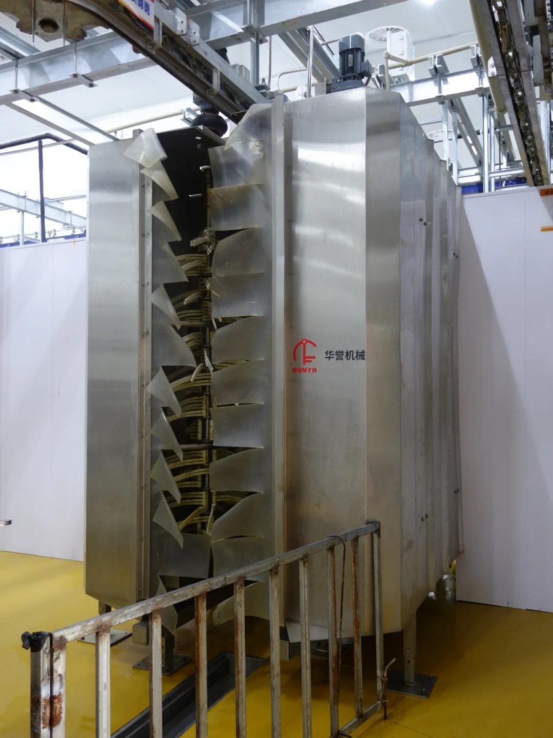 Headphone cleaning machine is used to clean pig carcasses and control pollution before scalding