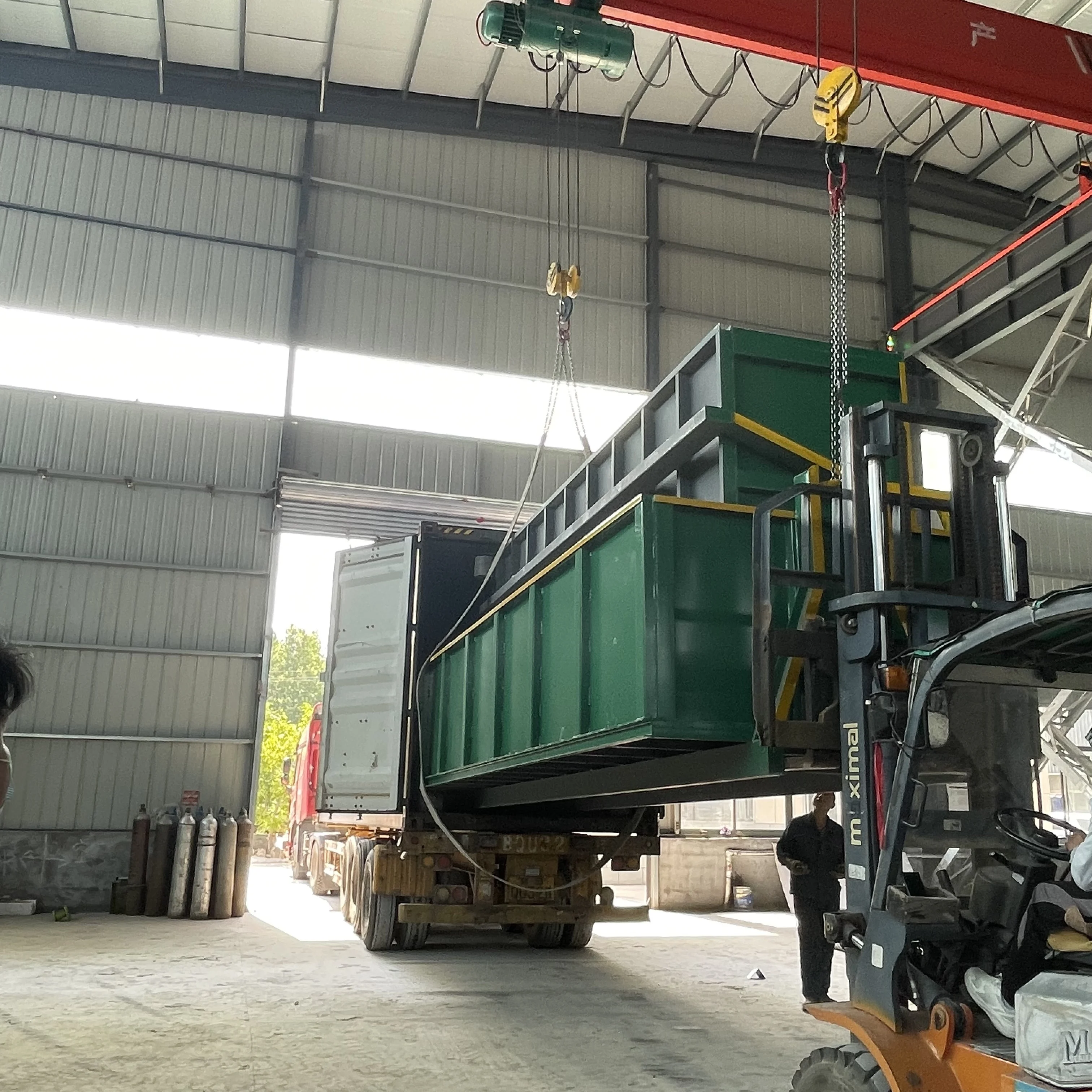 Truck Skip Bin Loader Small Garbage Truck With Bins Skip Loader ...