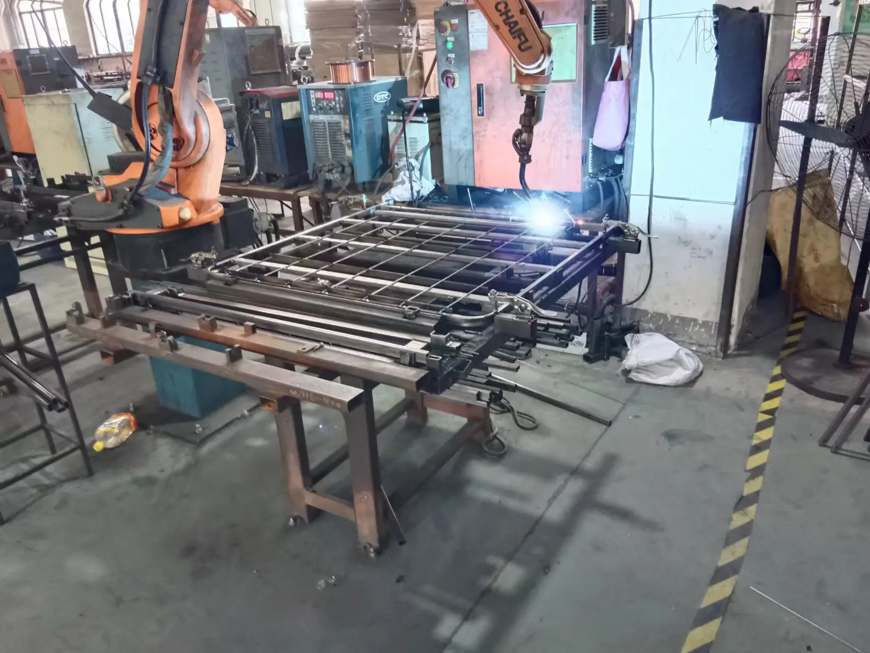 Hot Sale Storage Platform Mattress Foundation Bed Base Queen Size Metal