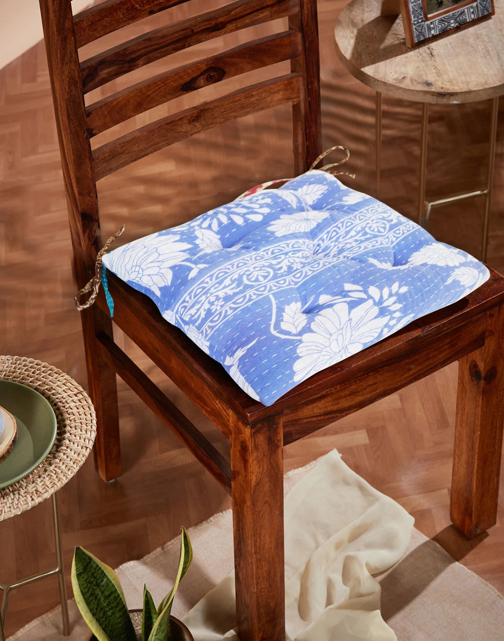 Eleganti tendenze per l'arredamento estivo della casa: comodi cuscini lombari e cuscini per la seduta, incluso un raffinato cuscino da pavimento._voghion.com