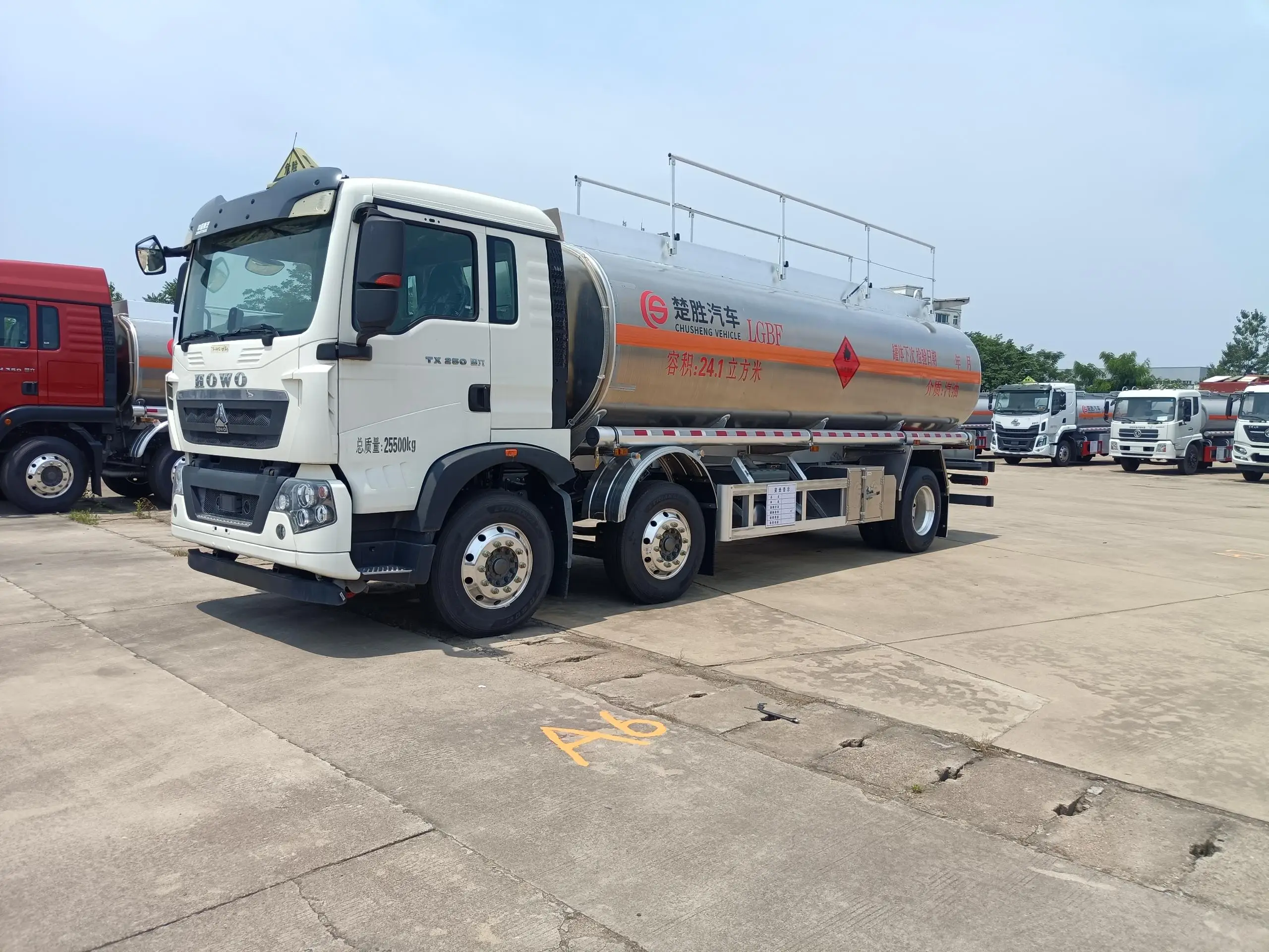 6x4 Oil Tank Truck 10000 Liter Sinotruk Howo 6x4 Fuel Tank Trucks For