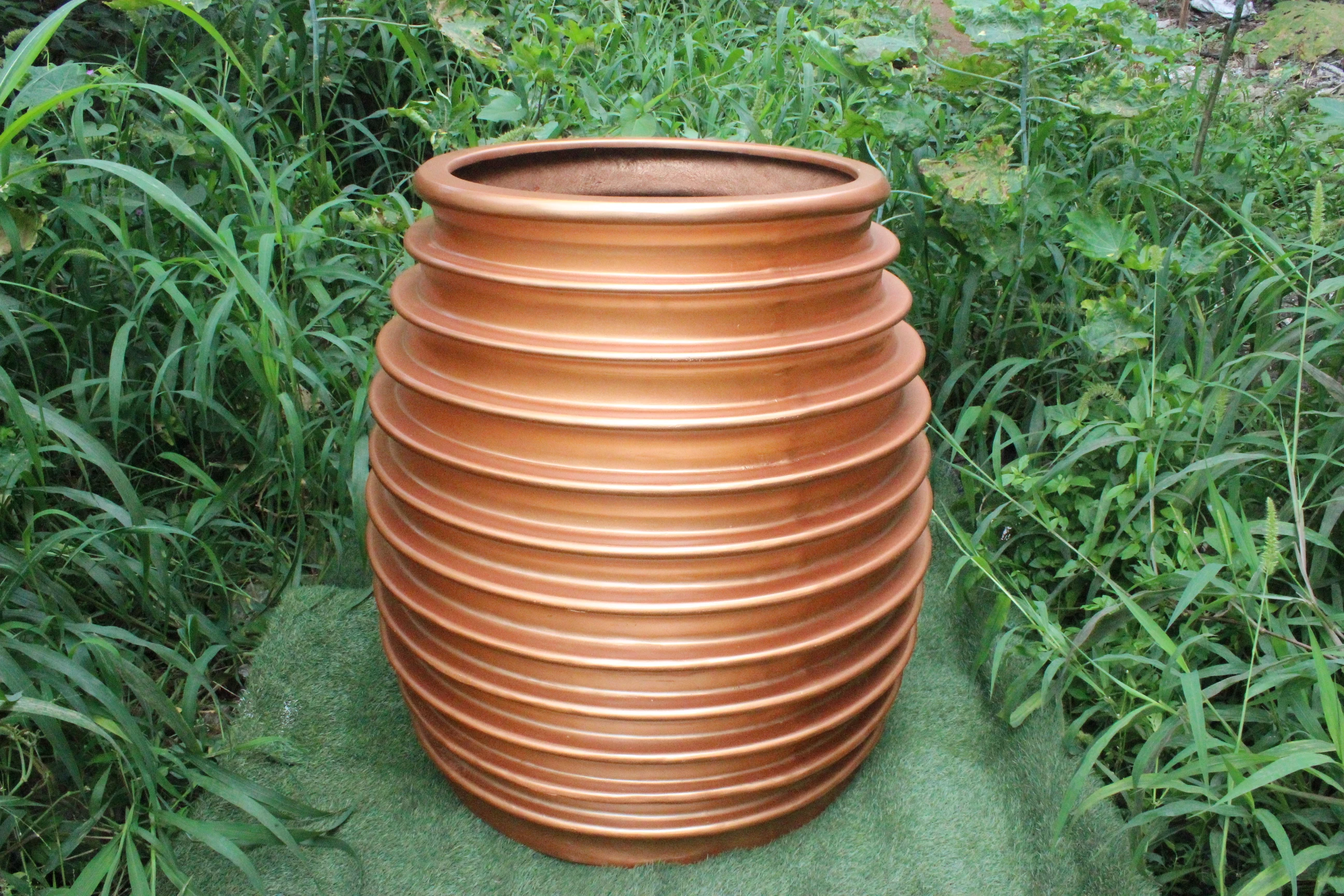 Designer Rounded Gold Color FRP Garden Plant Pot Planter Unique Round Shape for Hotel Home or Mall Use