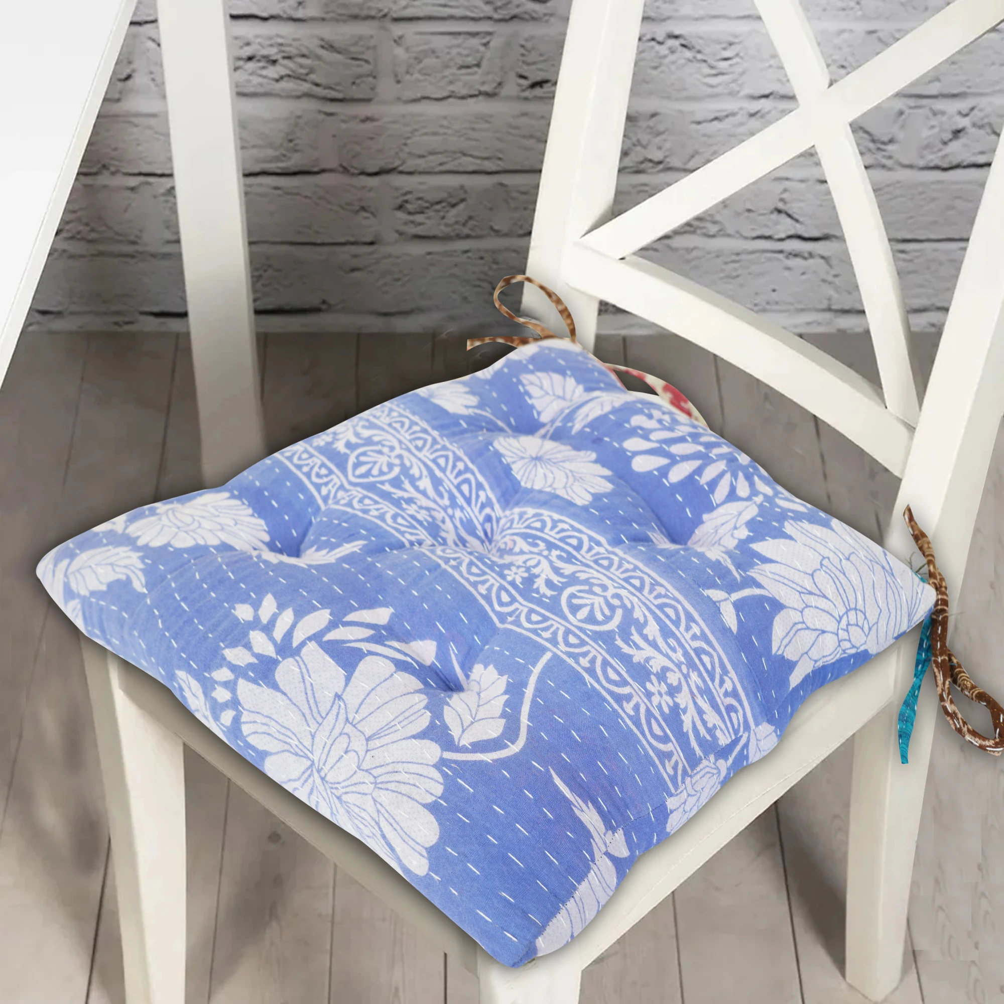 Eleganti tendenze per l'arredamento estivo della casa: comodi cuscini lombari e cuscini per la seduta, incluso un raffinato cuscino da pavimento._voghion.com