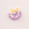 Bavoir à fond blanc, bordure violette et nœud violet