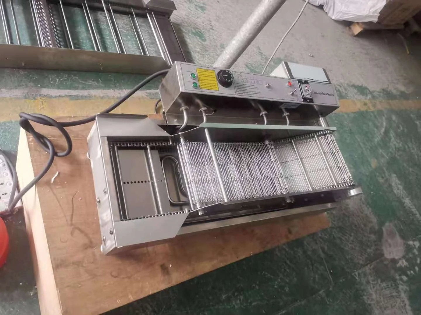 Automatic Continuous Snack Donut French Fries Frying Conveyor Belt Deep Fryer Machine