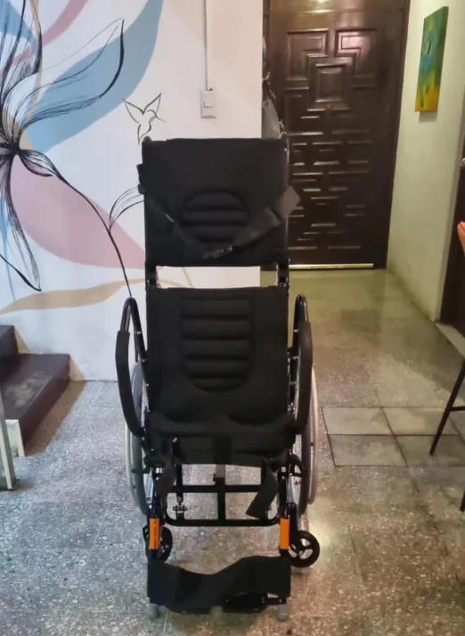 Manual Folding Standing Handicapped Wheelchair for Sale the rear wheels can be quickly disassembled for disabled - BZ-TH01 details