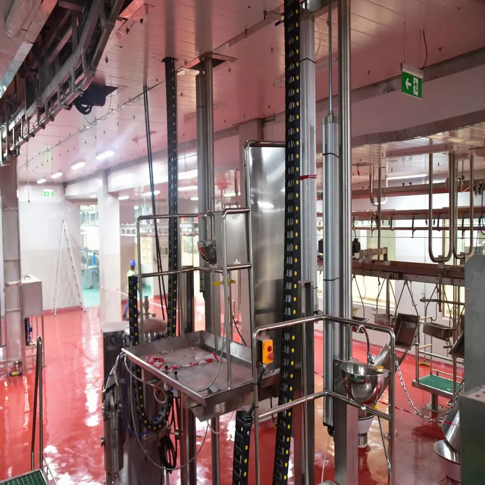 Halal cattle slaughterhouse equipped with slaughtering equipment and slaughter machinery
