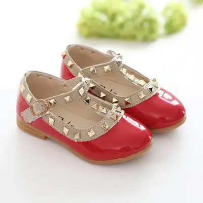 Летние детские модные туфли принцессы Корейская обувь из искусственной кожи с заклепками для девочек красные танцевальные