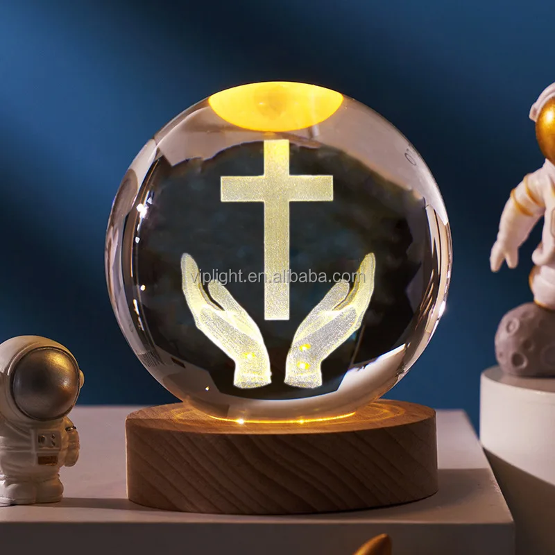 Luce Notturna 3D Sfera Di Cristallo Con Croce Incisa E Base In Legno – Lampada LED Ricaricabile USB, Regalo Religioso Per Comunione, Cresima, Natale - 2