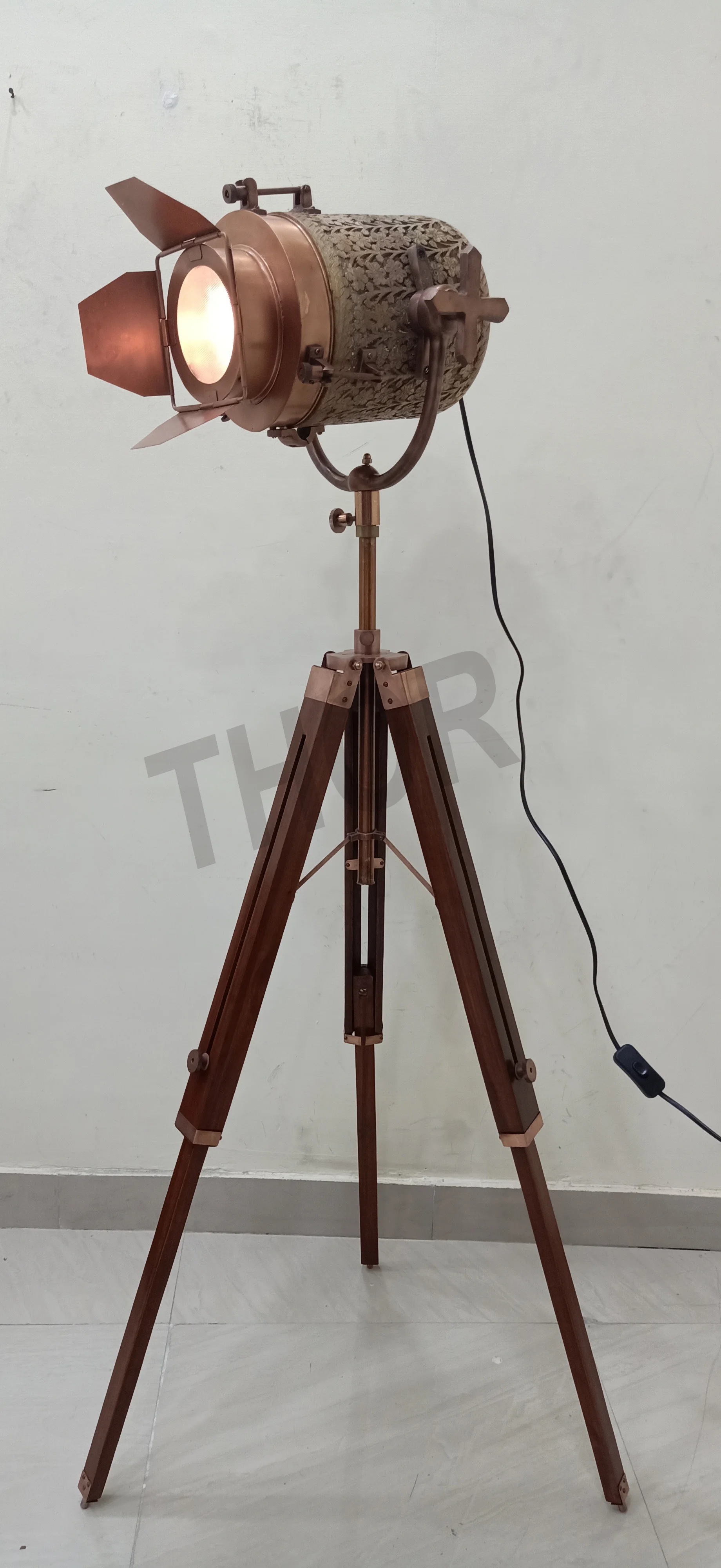 トライポットスタンドランプ ミッドセンチュリー モダン トライポット