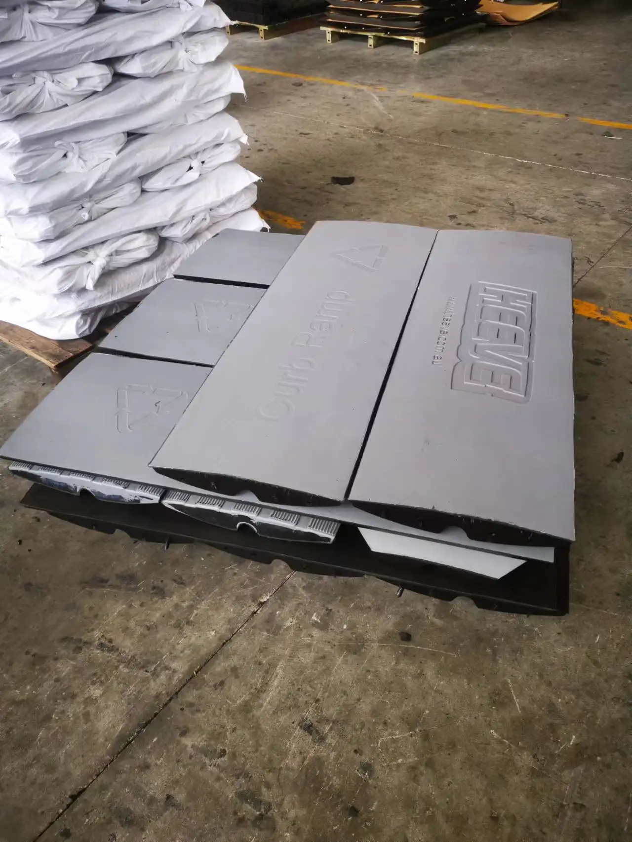 High Quality Heavy-Duty Solid Rubber Slope Road Shoulder Ramp Premium Roadway Product supplier