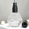 Bouteille claire avec les couvercles noirs