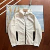 Sudadera con capucha blanca estilo streetwear