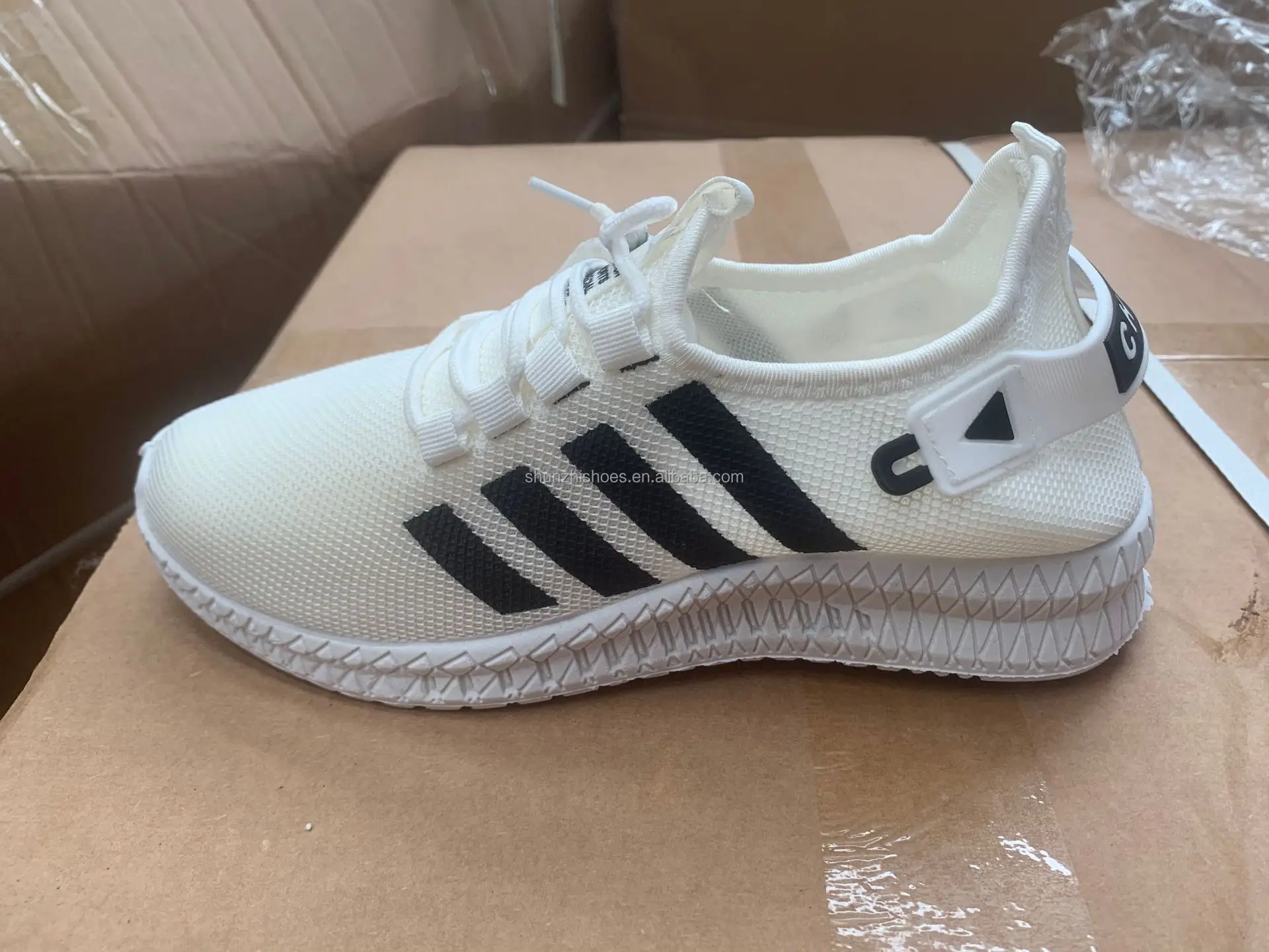 Low Price Henan Custom Mesh Breathable Light Weight Low MOQ in Stock Shoes Sport Men Running Sports Shoes Men's Shoes