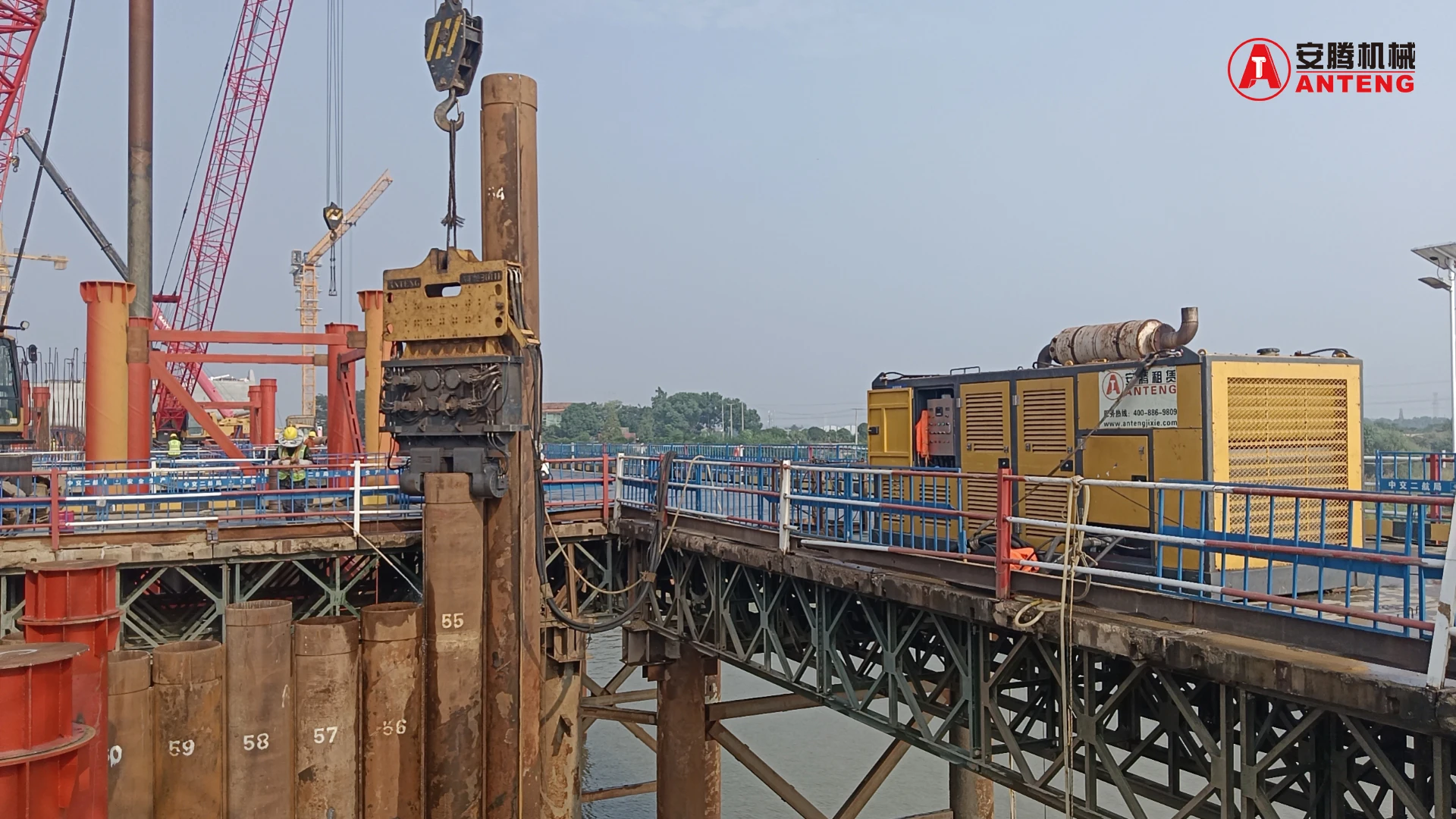 Strong Centrifugal Force Crane Suspended Hydraulic pile Hammer AT230 details