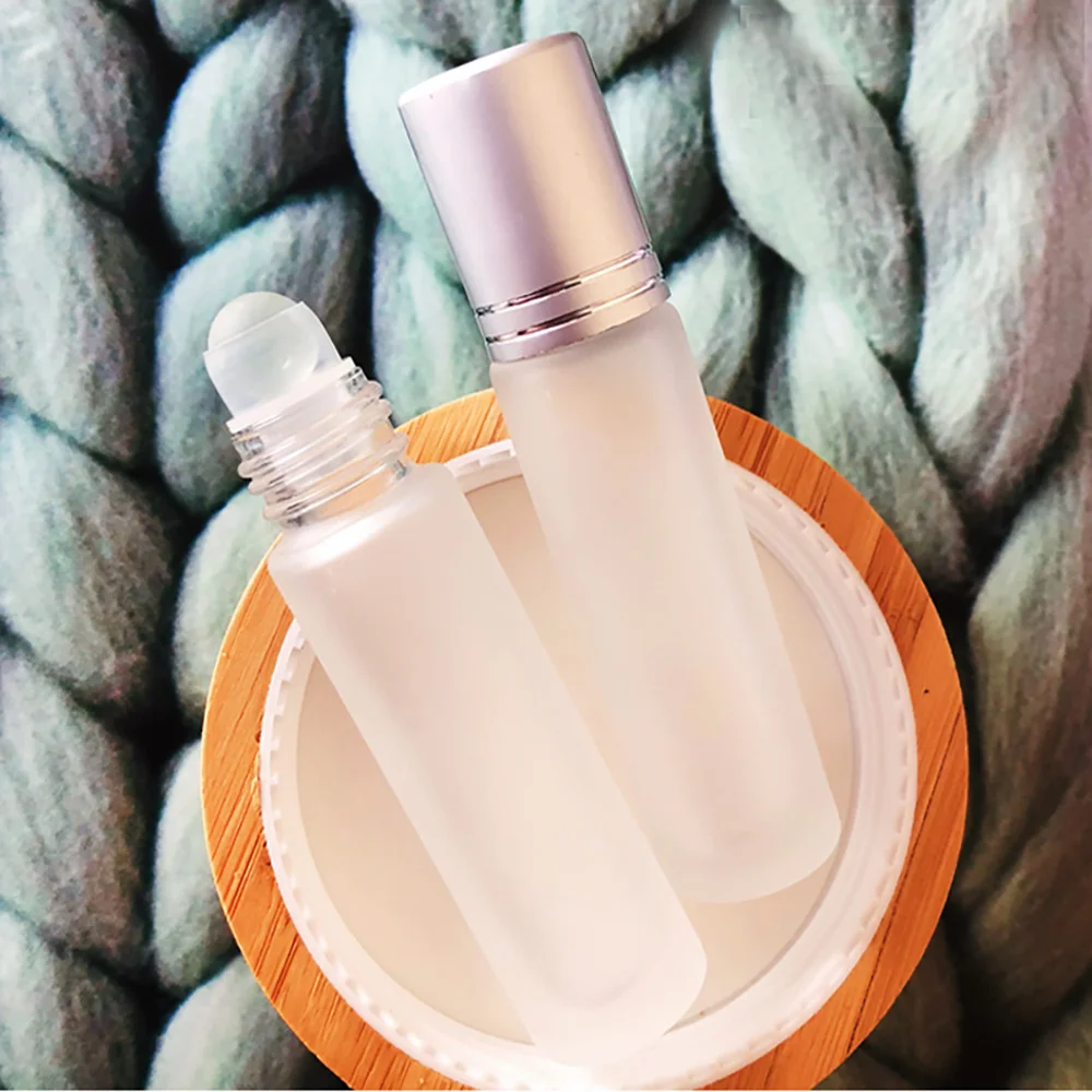 Minyak esensial parfum mini berkualitas tinggi frosted roll pada botol kaca 3m dengan tutup bambu