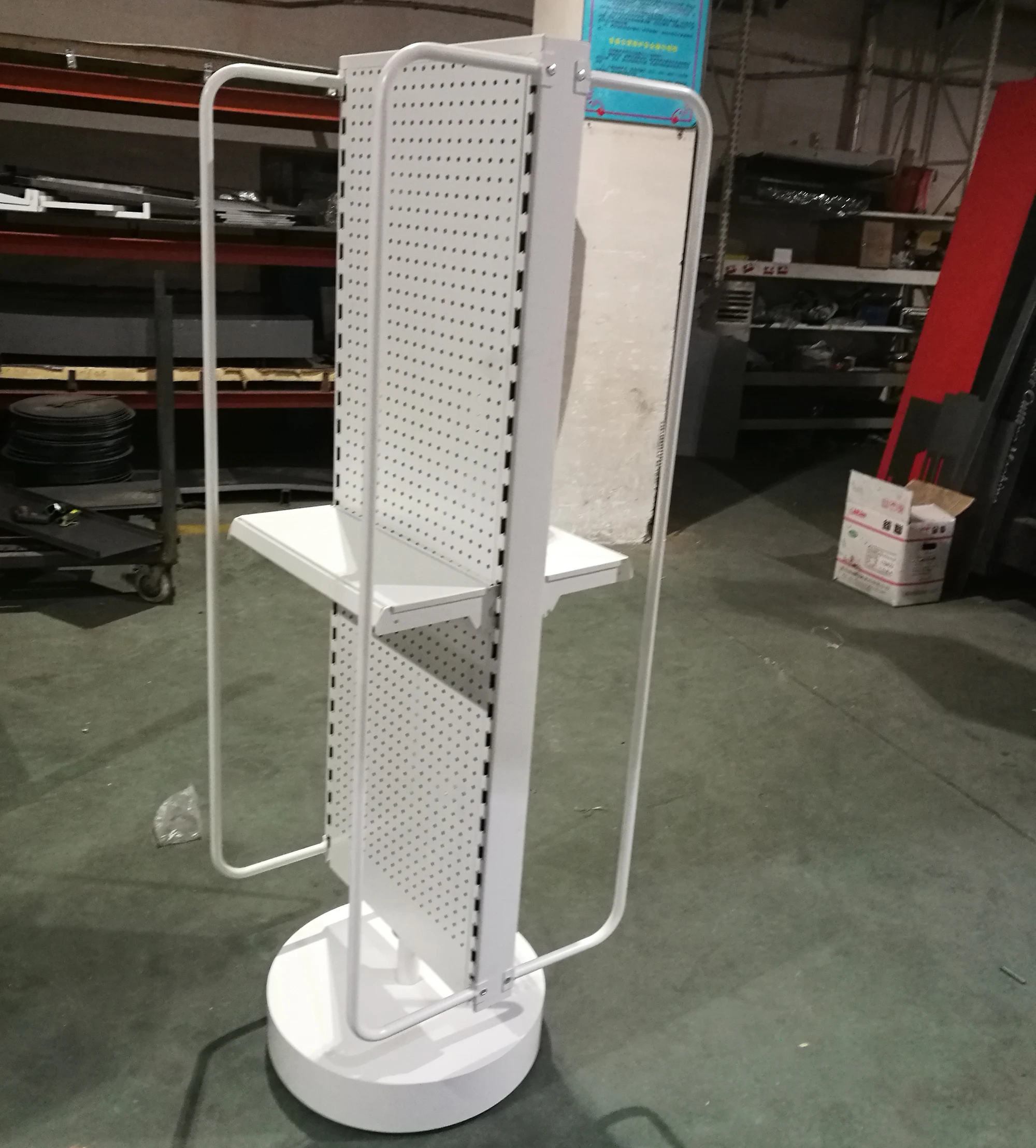 Вращающиеся круглые стеллажи с боковой рейкой и небольшими полками для демонстрации продажи