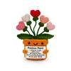 Petite plante en pot orange en forme de coeur dégradé
