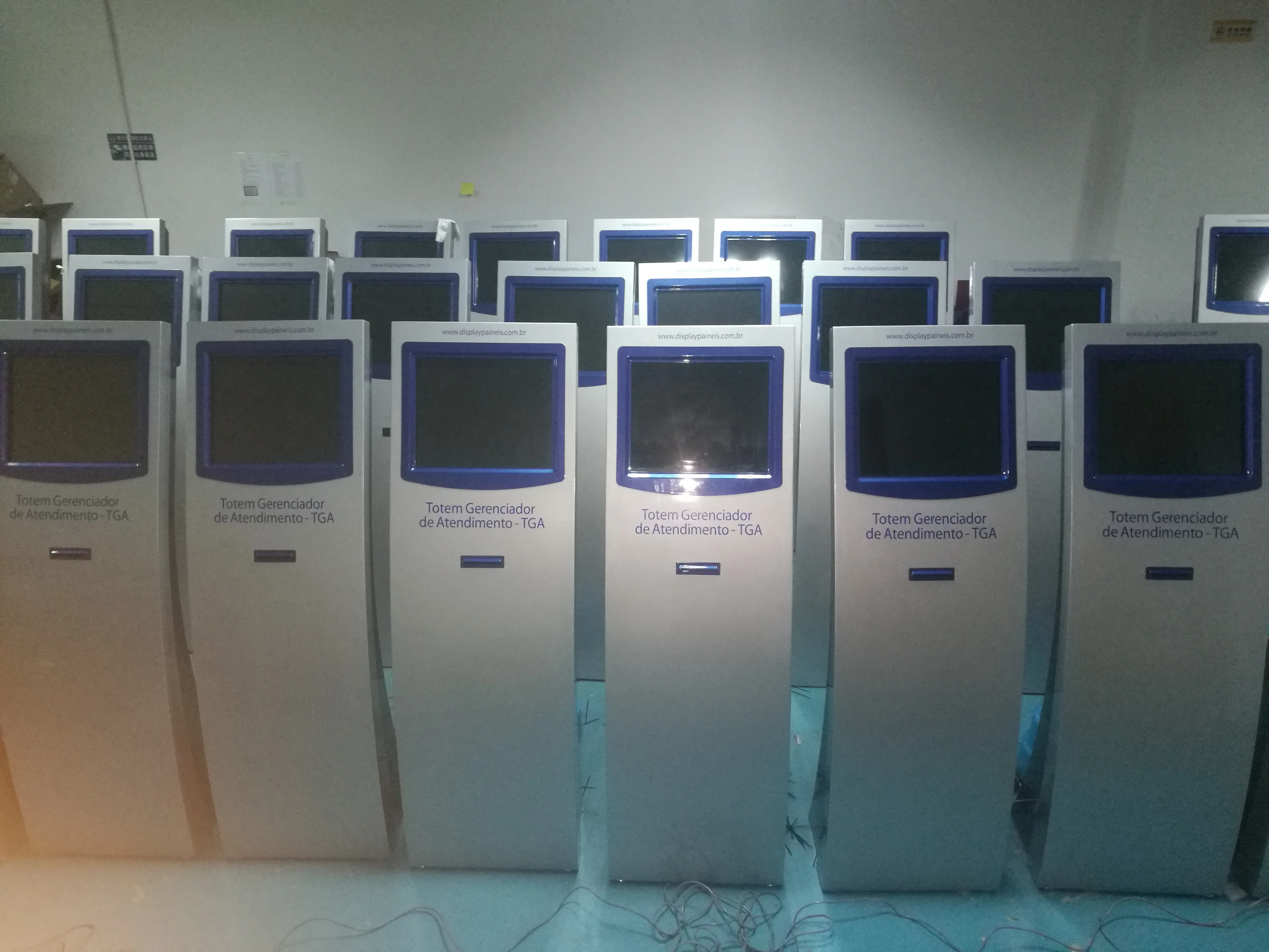 Wireless LED/LCD Token Number Display Souvenir Dispenser Machine 17 Inch Queue Management System Ticket for Library/bank