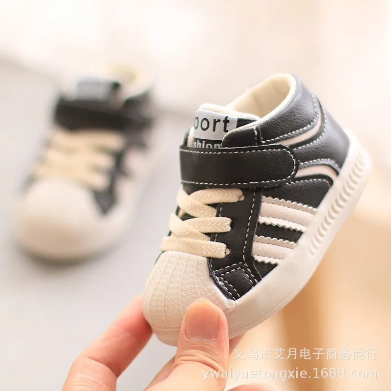 Модная детская прогулочная обувь; Новинка 2021 года; Белая прогулочная обувь; Легкая повседневная обувь на мягкой подошве для маленьких мальчиков и девочек