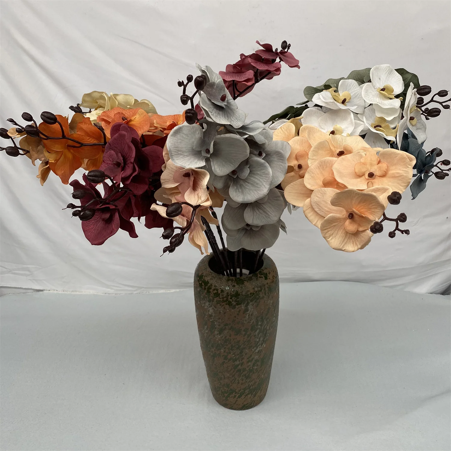 Verbeter jou dekor met 'n aanpasbare valse blommuur.