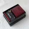 Conjunto de caja de regalo KK con ramas y hojas de un rojo intenso.