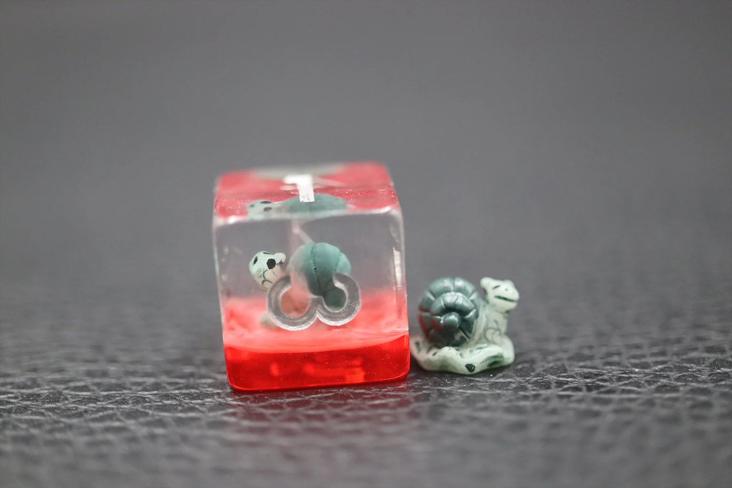 Hot Selling Transparent DND Board Game Dice Fancy Design Snail Embedded Soft Edge Resin Dice factory