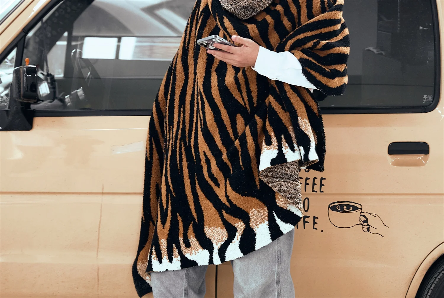 High Quality  Soft Warm 100% Polyester Leopard Print Knitted Throw Blanket For Home Decoration And Travel YPT supplier