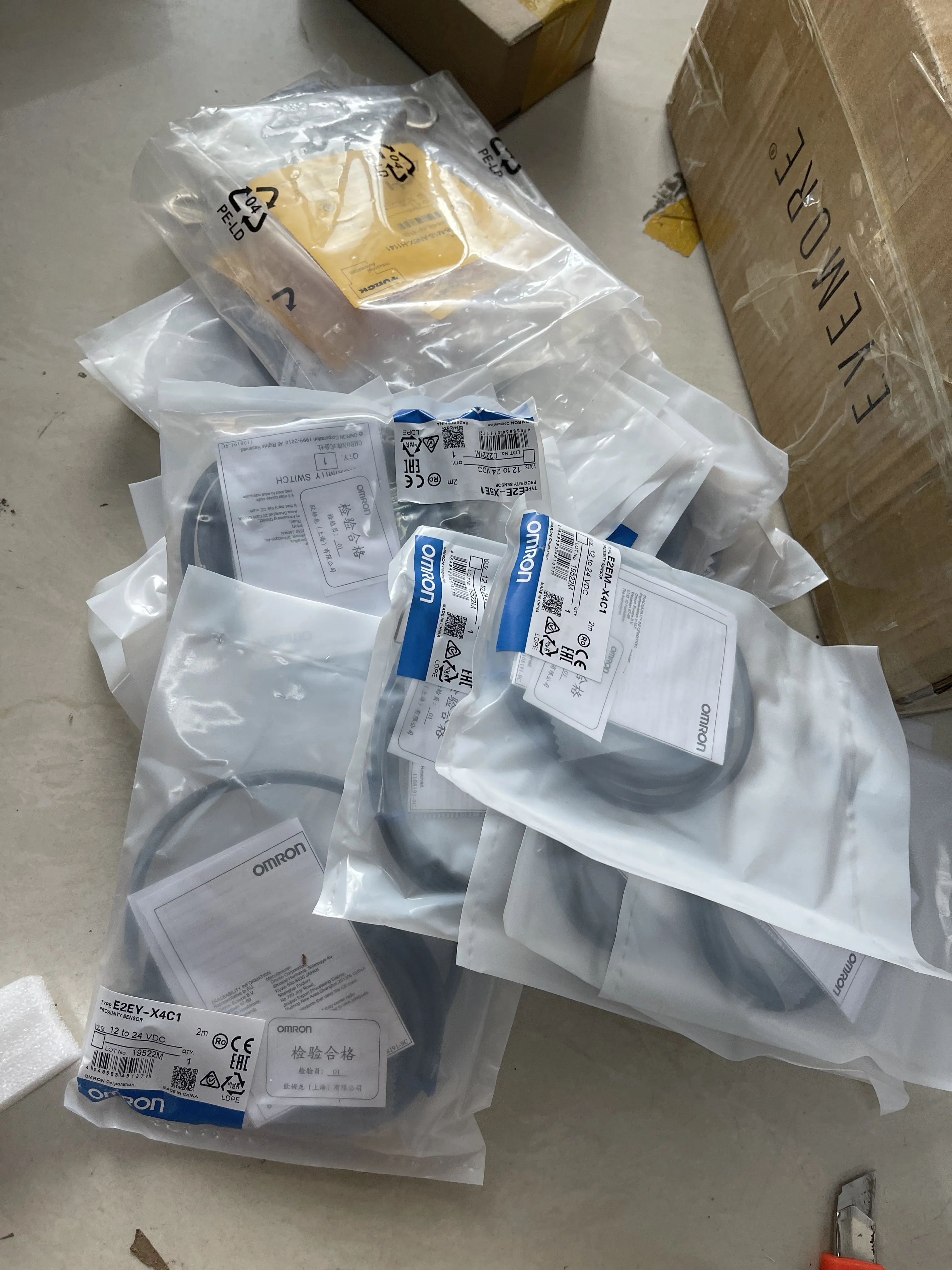 Omron Proximity Sensor E2EY-X4C1, E2EM-X4C1