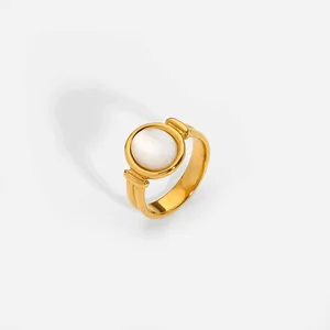 Fashionable Trendy 18k Gold Plated Waterproof Chunky Signet Ring Classic White Shell Statement Jewelry Made of Stainless Steel